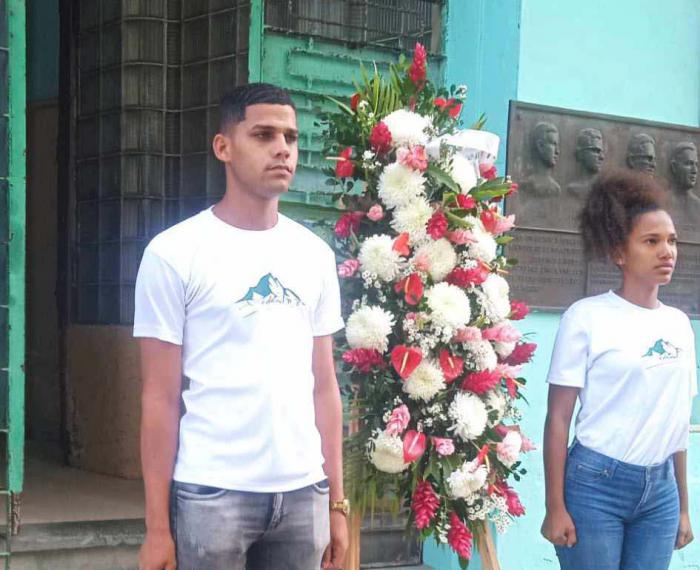 Una ofrenda floral a nombre del estudiantado cubano fue colocada en el mismo escenario.