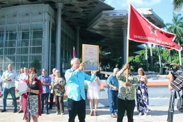 EMCOMIL recibe bandera de Colectivo Vanguardia nacional