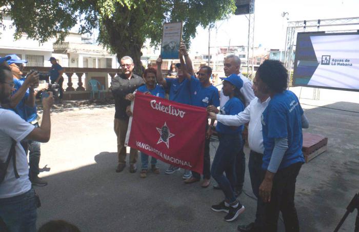 Entregan bandera Vanguardia Nacional a Aguas de La Habana