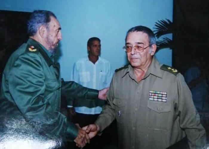 General de División Leonardo Ramón Andollo junto a Fidel