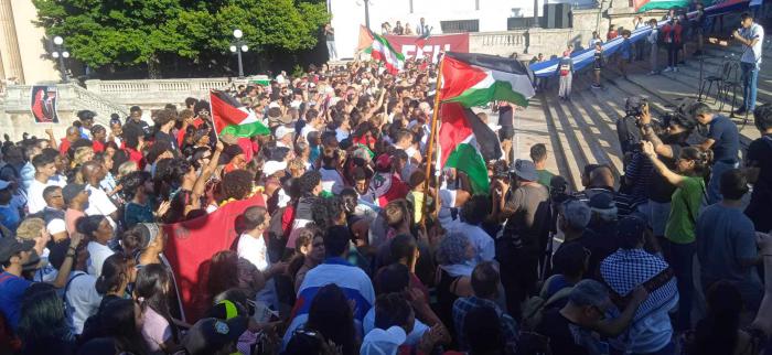 Mitin convocado por la FEU en la Universidad de La Habana en solidaridad con Palestina y los estudiantes norteamericanos víctimas de la represión de su propio gobierno.