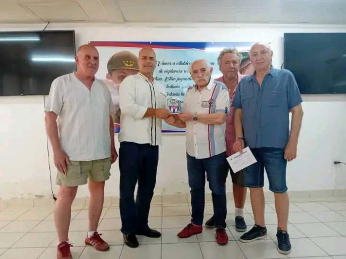 Fraterno intercambio cederista con asociación francesa Amistad Cuba Si France