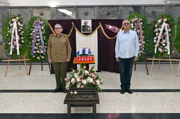 Raúl Castro rindió tributo al general de División (R) Leonardo Andollo Valdez