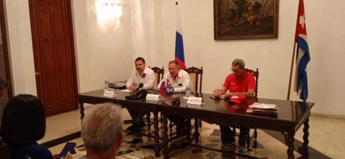 Participantes en la conferencia de prensa.