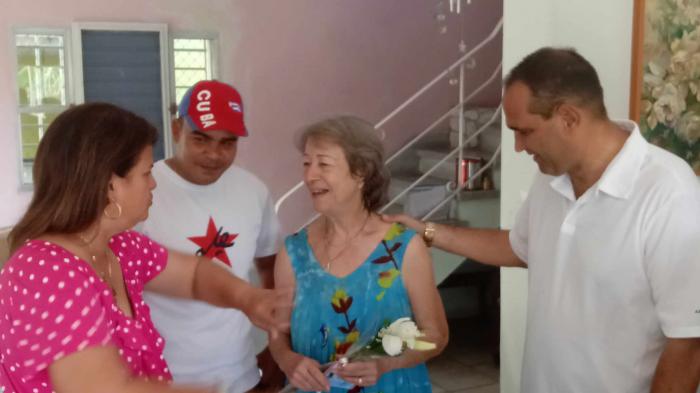 Autoridades visitan a madre y viuda de internacionalistas