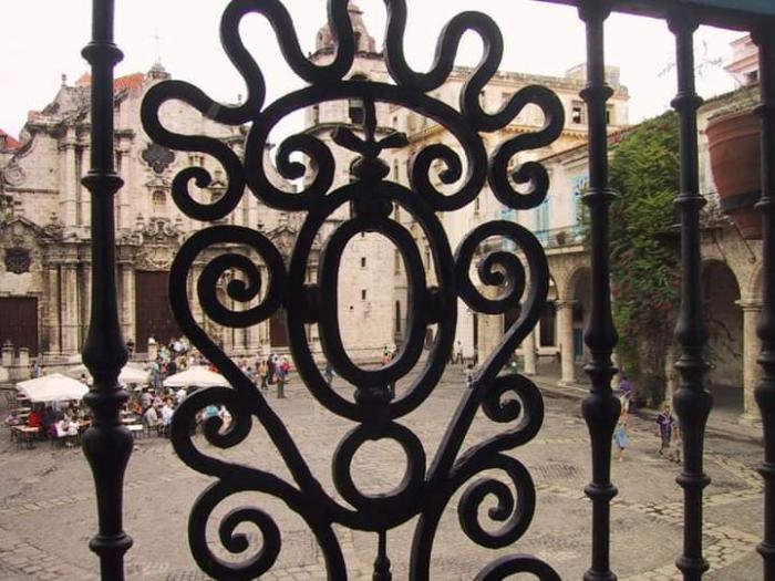 Reja, al fondo la plaza de la catedral