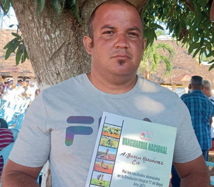 Yosdeni Hernández, uno de los jóvenes campesinos destacado en su labor