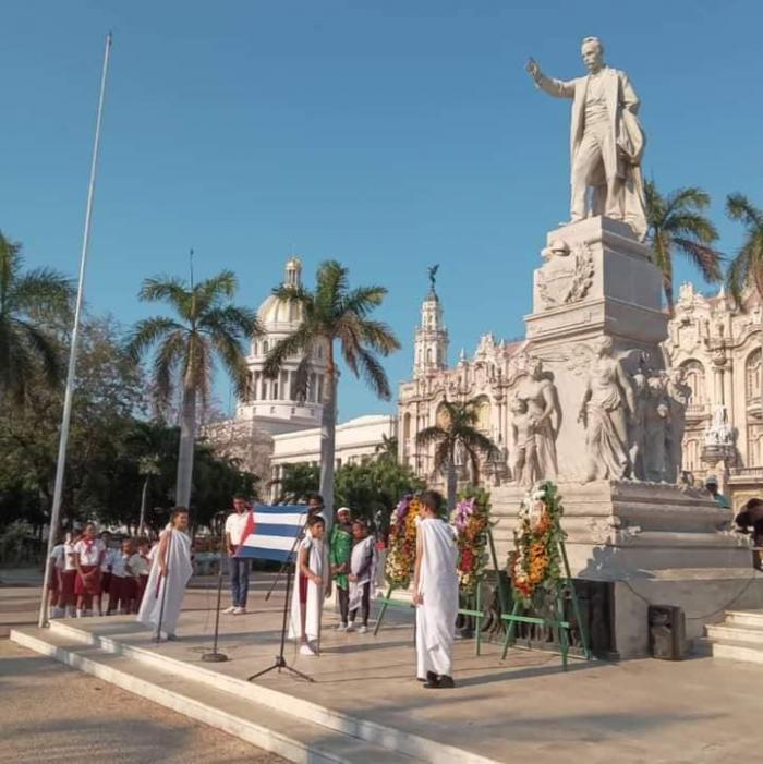 Rinden tributo a José Martí en el parque Central