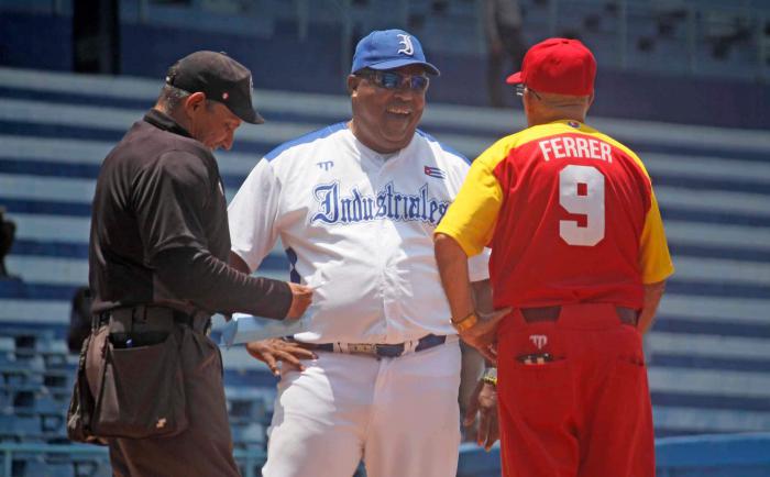 Carmona, Ferrer y un árbitro