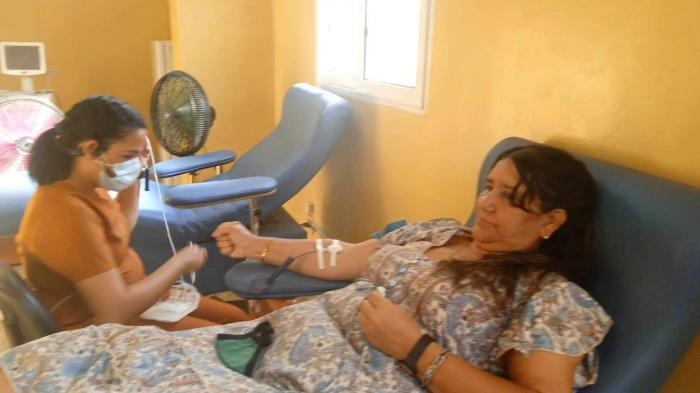 Mujer dona sangre