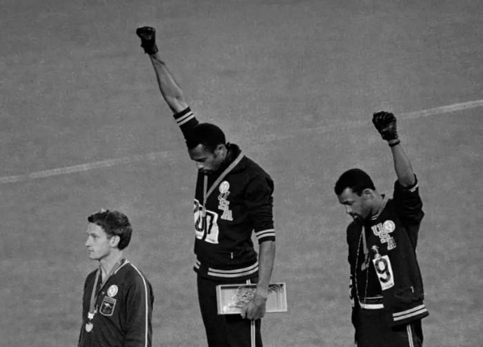 Los corredores estadounidenses Tommie Smith y John Carlos