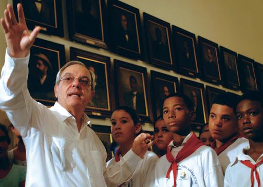Leal y alumnos en un aula museo