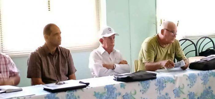 José Ramón Machado Ventura, Comandante del Ejército Rebelde, visitó este miércoles la Empresa de Desarrollo de Tecnologías Acuícolas ubicada en el Cotorro, sitio donde tuvo lugar el Seminario de sobre alimentación y fertilización de acuatorios