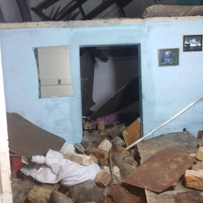 Desplome de pared en el Cerro sobre vivienda