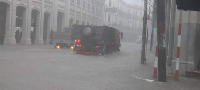 Varias zonas de la capital se han visto afectadas y aún persiste la lluvia.