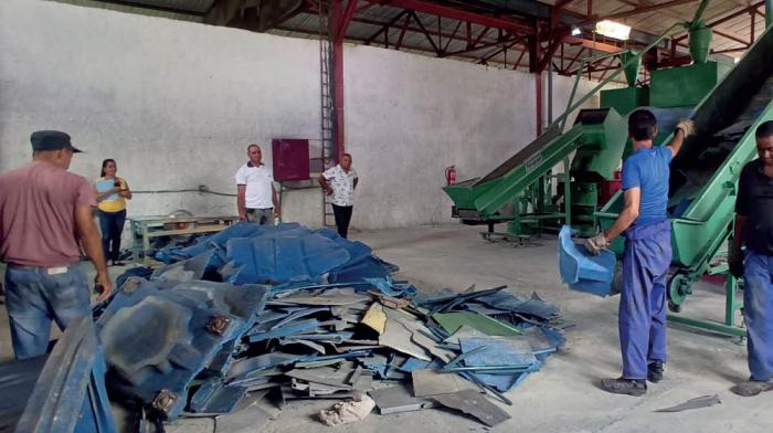 Máquina procesadora de los desechos plásticos.