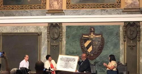 La rectora hizo la entrega del reconocimiento.