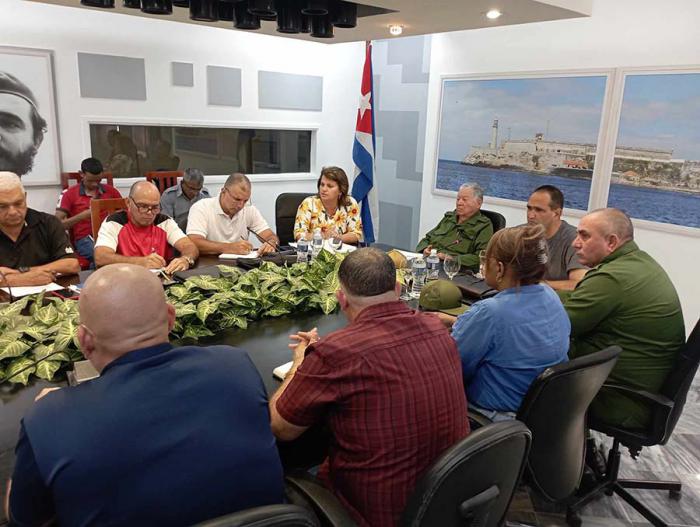 El Jefe del Estado Mayor de la Defensa Civil de Cuba, General de División Ramón Pardo Guerra, participó en la videoconferencia realizada -con la presencia (en línea) de las principales autoridades municipales-, desde la sede del Gobierno de La Habana, junto al primer secretario del Partido de la capital y la Gobernadora de la provincia.  