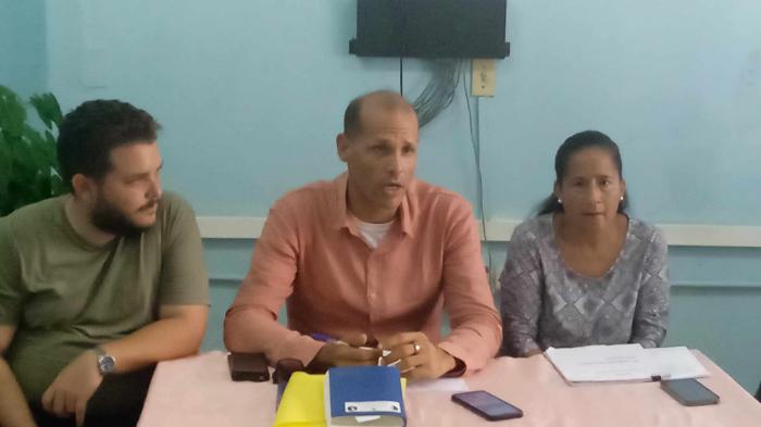 El intendente  (al centro), encabezó la conferencia de prensa.