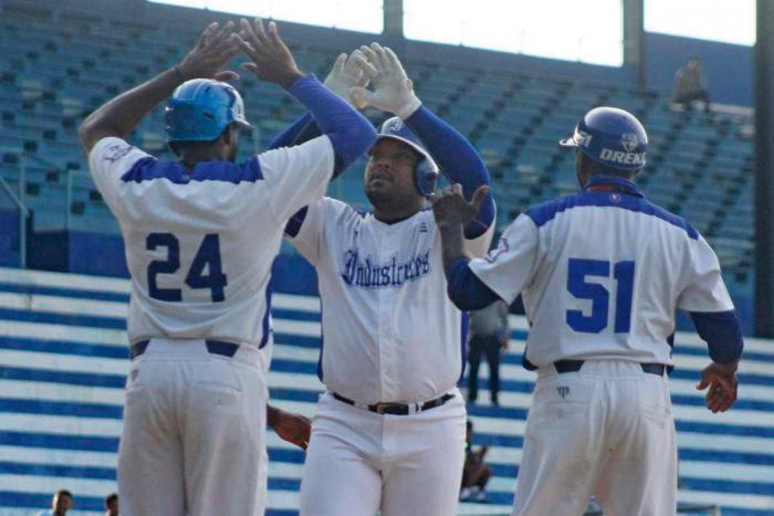 Tres jugadores de Industriales