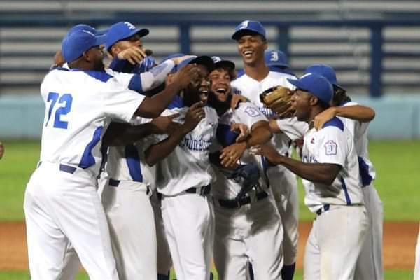 Parte del equipo Industriales que igualó el Clásico de la pelota cubana