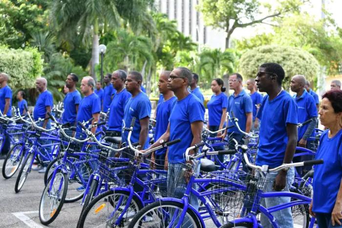 Reciben carteros capitalinos nuevas bicicletas 