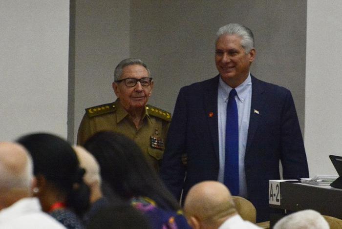 Raúl y Díaz-Canel presentes en Sesión Plenaria del Parlamento