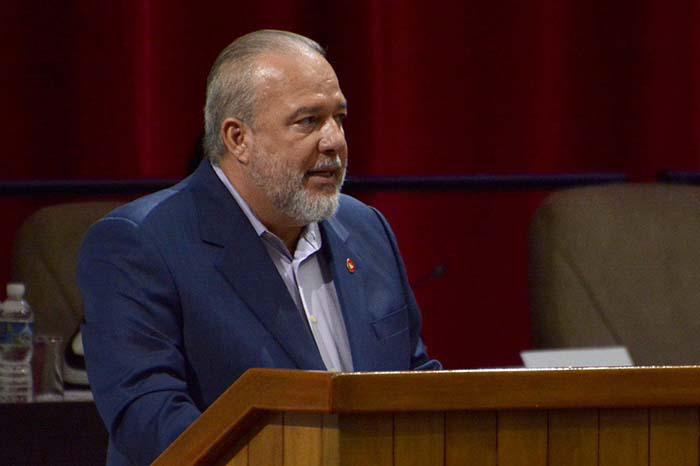 Manuel Marrero Cruz, Primer Ministro cubano, en sesión Parlamento
