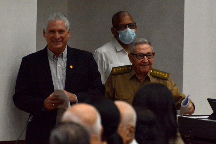 Se incorpora Raúl a sesión vespertina del Parlamento cubano
