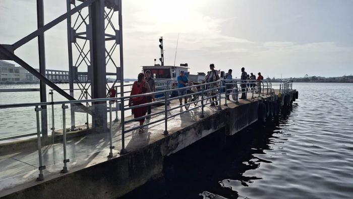 Ministro transporte se interesa por reparaciones de lanchita bahía