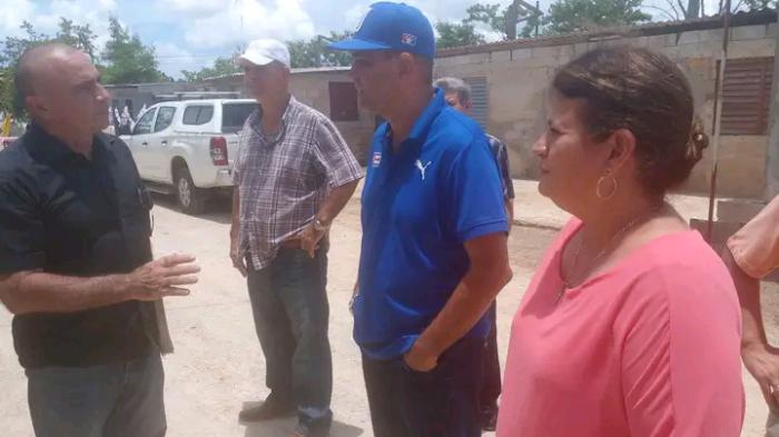 El primer secretario del Partido en La Habana, Livan Izquierdo Alonso, y la Gobernadora Yanet Hernández Pérez, asisten a la entrega de 10 viviendas a trabajadores del Instituto de Investigaciones Agrícolas, en el Consejo Popular Wajay.