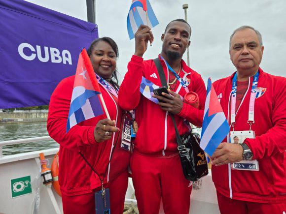 Idalys Ortiz y Julio César la Cruz en inauguración JO París 2024