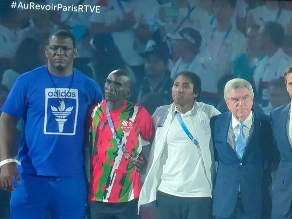 Mijaín López, representando a América, en clausura París 2024