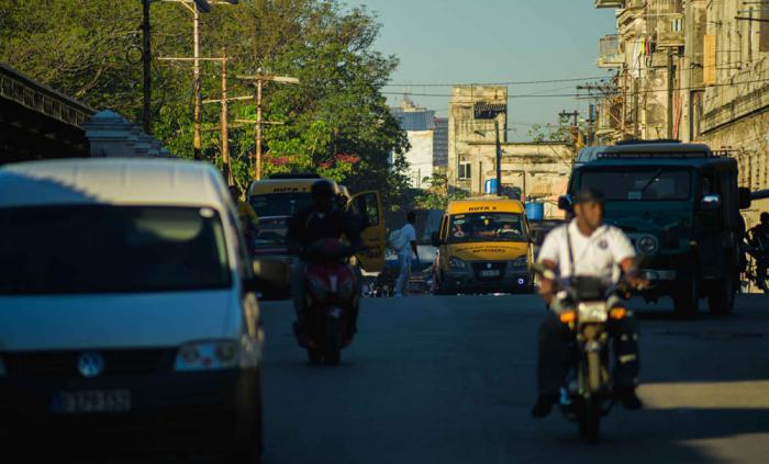 Carros transitan por las calles