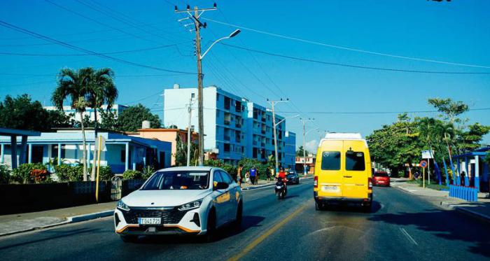 Carros transitan por las calles