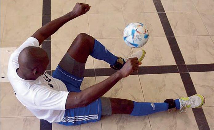 Erick Hernández con el balón