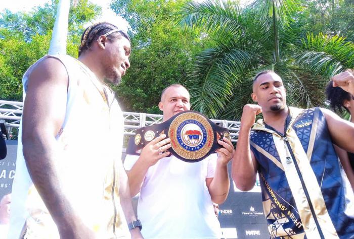 Ceremonia de pesaje previa a la Noche de Campeones