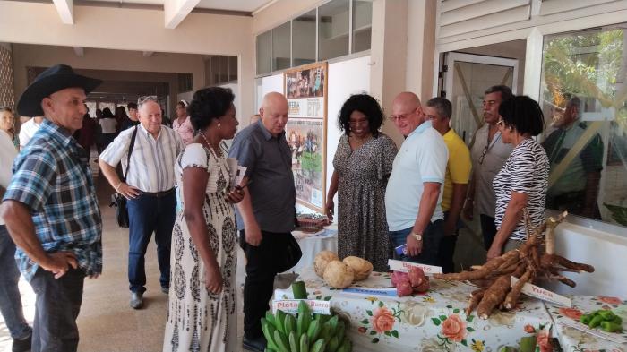 El viceprimer ministro de Cuba, Jorge Luis Tapia Fonseca (al centro, junto a la directora del IPA), durante una visita a esa institución.