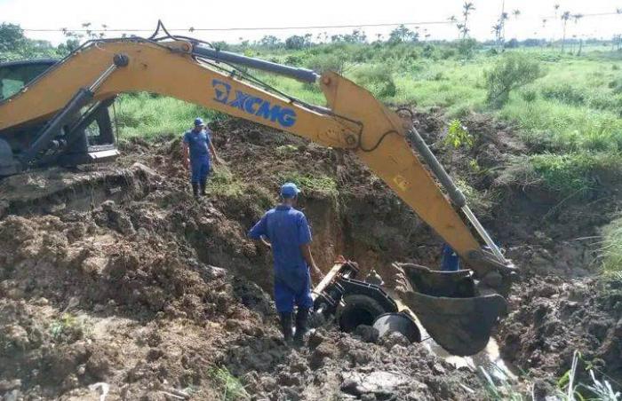 Base de Obras Especiales trabaja en la supresión de salideros en el reducido de 800-630mm en la conductora Los Benignos en el municipio San Miguel del Padrón