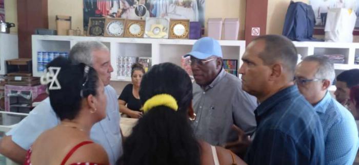 Valdés Mesa visitó el MAI Centro Comercial Cotorro.
