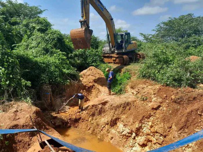Trabajos para solucionar avería en suministro de agua