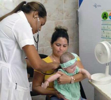 Previo a la vacunación la pequeña Aliz fue revisada por la doctora presente en el vacunatorio.