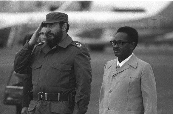 Fidel Castro junto al presidente Agostinho Neto en su primera visita a Angola, 24 de marzo de 1977.