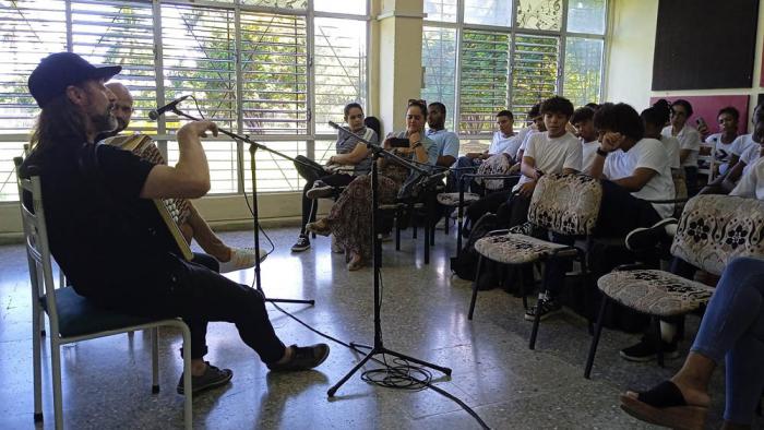 Clase Magistral de Chango Spasiuk y Rodrigo Sosa en la Escuela Nacional de Música