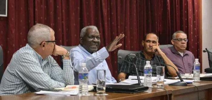 Esteban Lazo Hernández, Presidente de la Asamblea Nacional del Poder Popular y del Consejo de Estado evaluó en Arroyo Naranjo la marcha del proceso con vistas a la celebración de las Asambleas de Rendición de cuentas del delegado a sus electores