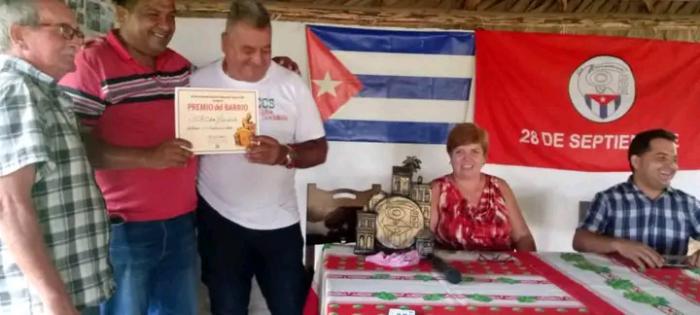 Entregan los CDR el Premio del Barrio a la CCS Cuba Socialista en La Habana