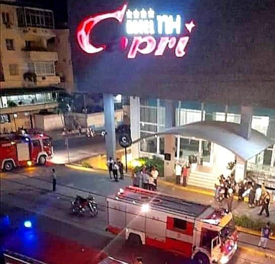 Carros de bomberos por Incendio en el hotel Capri