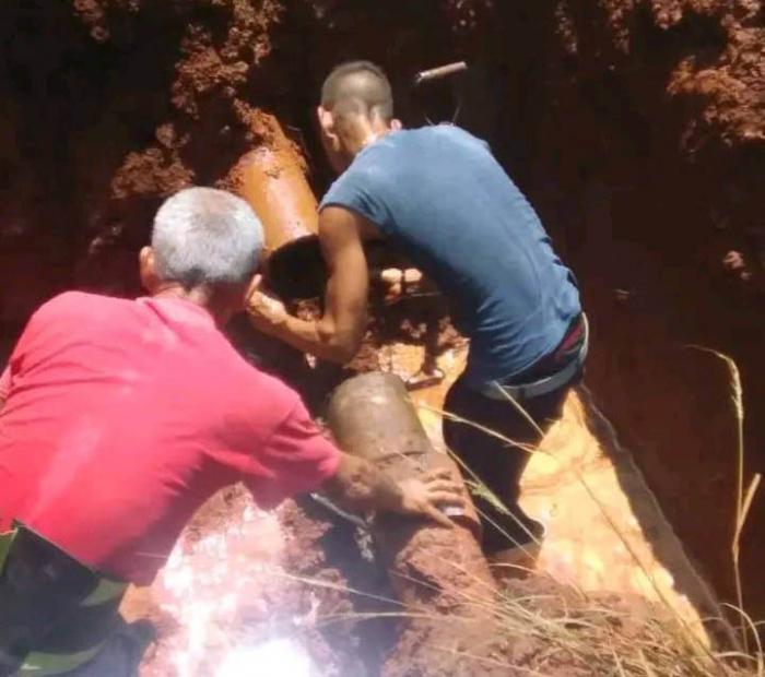 Suprimen salideros en el conducto de 6 pulgadas de fibro en la calle 205 y Central de Torrens, en El Chico , Consejo Popular Wajay, perteneciente al municipio de Boyeros