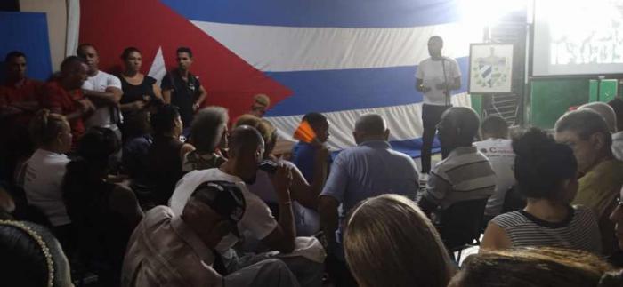 La población no creyó en el agua y acudió de forma masiva a la asamblea.