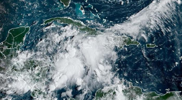 Alerta meteorología sobre bajas presiones en el sur de Cuba.
